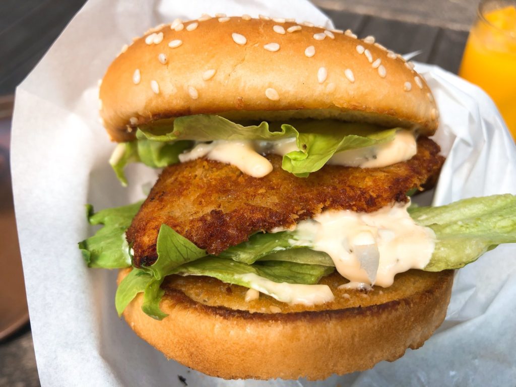 ハートロックカフェ父島のサメバーガー