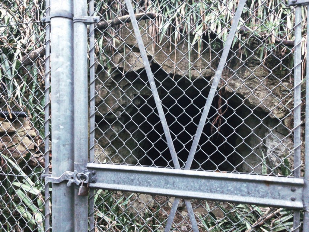 父島要塞大村砲台跡にある地下洞窟