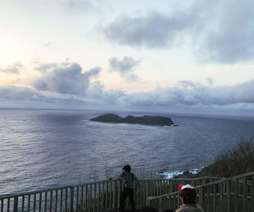 父島ウェザーステーション展望台から夕日を見る