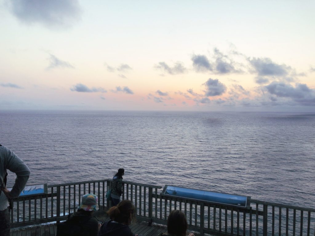父島ウェザーステーション展望台は夕方たくさんの人で賑わう