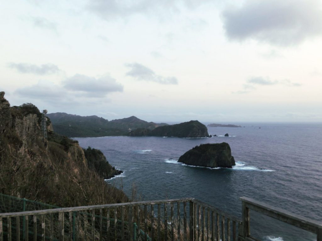 父島ウェザーステーション展望台から母島や南島が見える